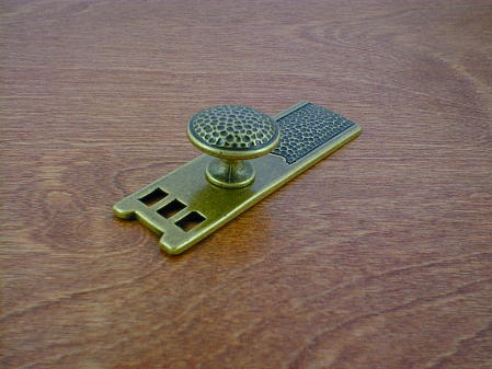 antique brass anviled backplate w/button knob