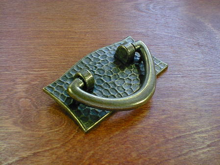 antique brass finish horizontal v bail pull